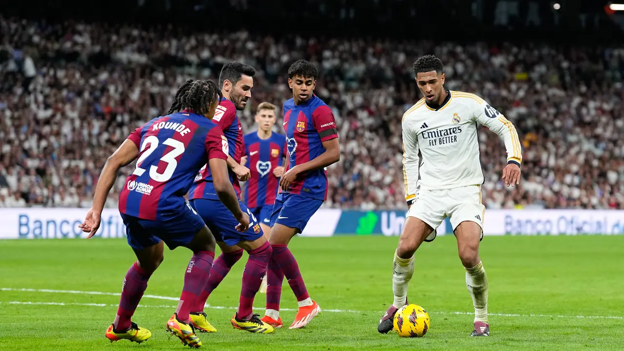 Bellingham durante una acci&oacute;n ofensiva en el partido de ayer. / EP