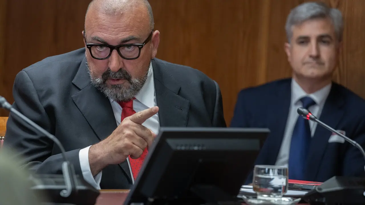El exasesor del exministro Jos&eacute; Luis &Aacute;balos, Koldo Garc&iacute;a (i), junto a su abogado (d), comparece en la Comisi&oacute;n del Senado sobre la investigaci&oacute;n de las mascarillas durante el COVID-19. / Eduardo Parra / EP