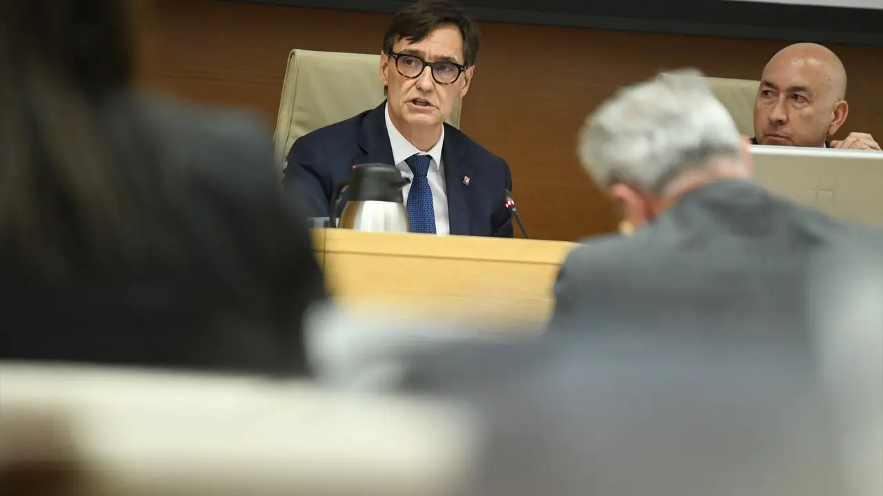 El exministro de Sanidad y l&iacute;der del PSC, Salvador Illa (i), durante la Comisi&oacute;n sobre mascarillas en el Congreso de los Diputados. Fernando S&aacute;nchez