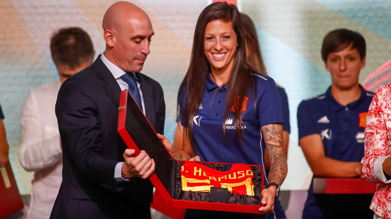 Luis Rubiales y Jenni Hermoso en un acto p&uacute;blico con la Selecci&oacute;n. / Oscar J. Barroso