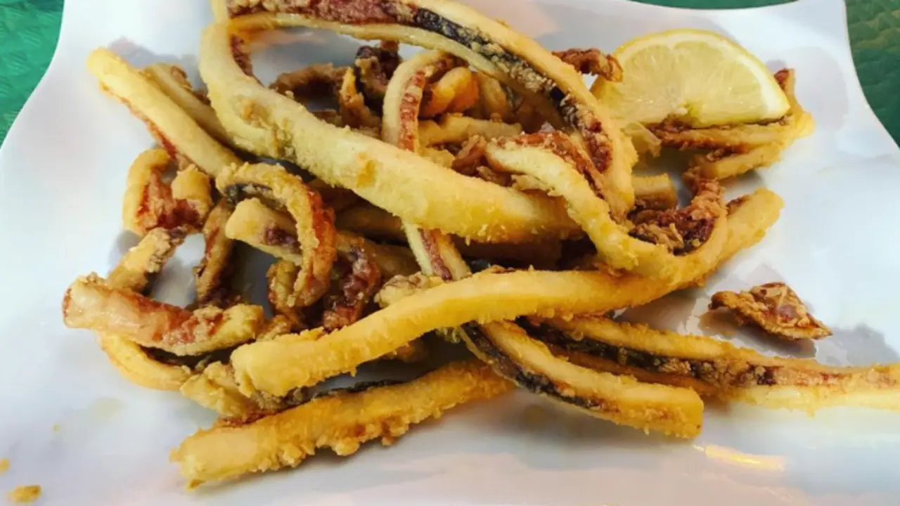 Imagen de una raci&oacute;n de rabas en un restaurante de la regi&oacute;n. / Alerta