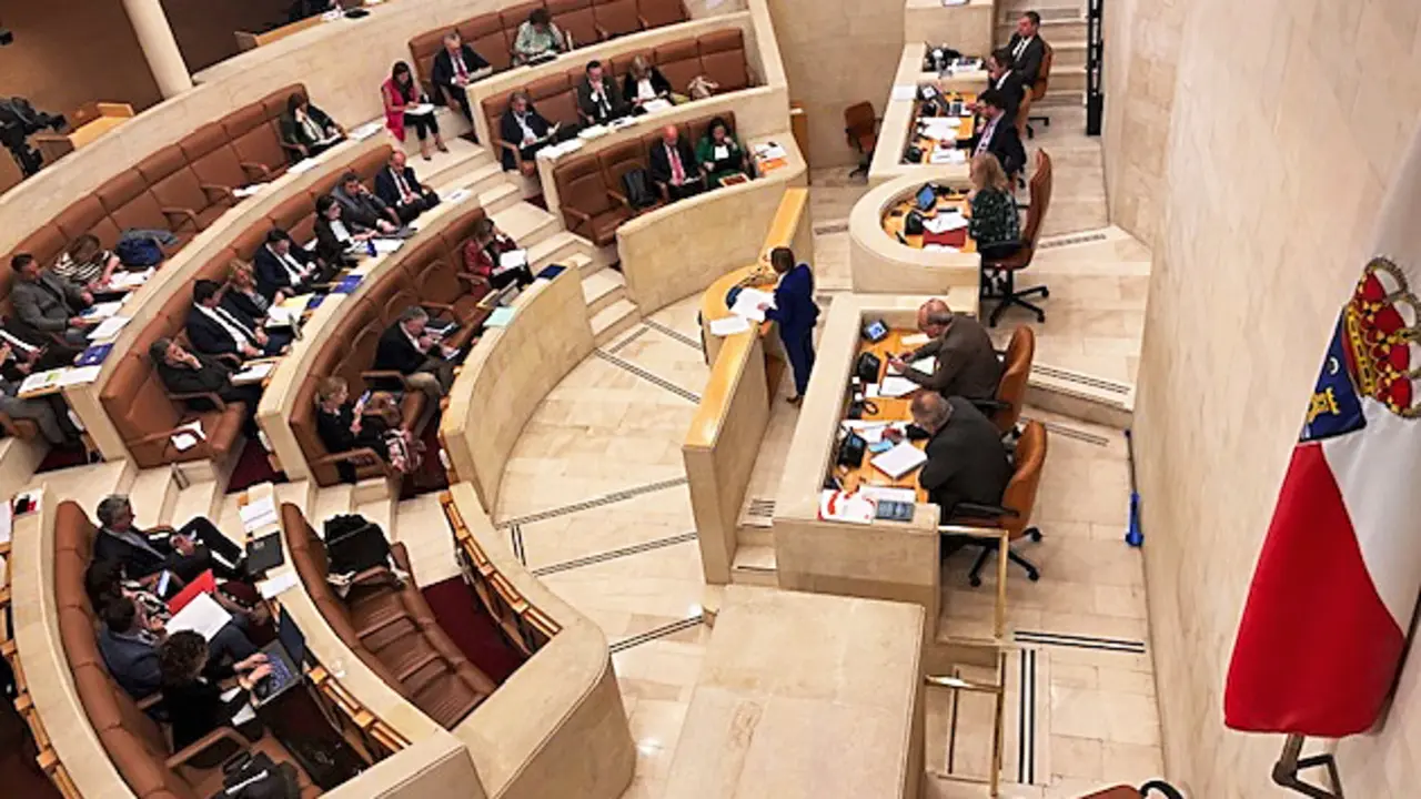 Sesi&oacute;n del Pleno del Parlamento de Cantabria. / Alerta