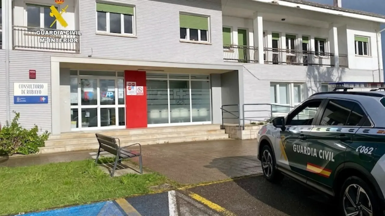 Un veh&iacute;culo de la Guardia Civil frente al centro salud Rubayo, Marina de Cudeyo. / OPC