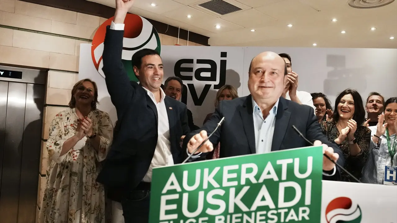El presidente del PNV, Andoni Ortuzar, interviene tras finalizar la jornada electoral de elecciones auton&oacute;micas del Pa&iacute;s Vasco. H. Bilbao / Archivo