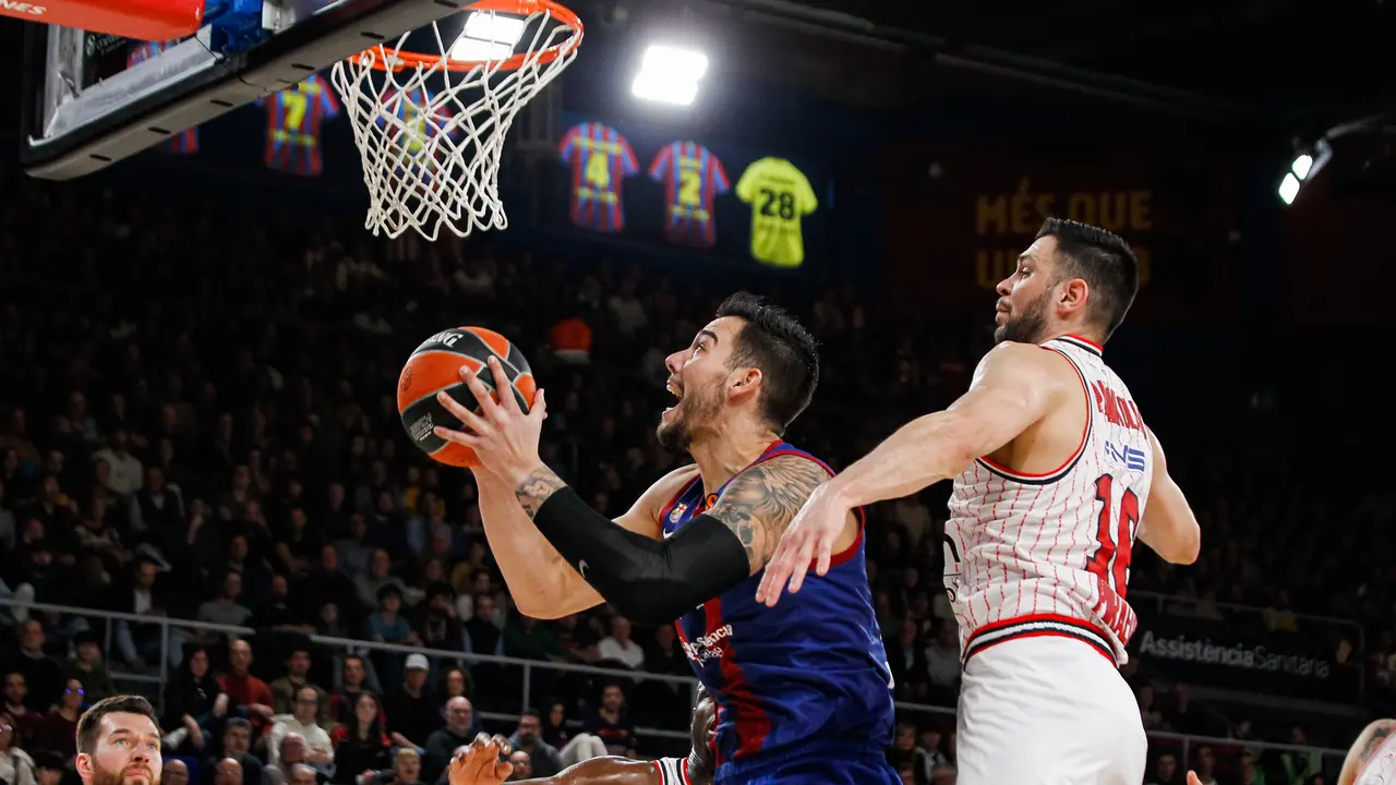 Willy Hernangomez del FC Barcelona y Kostas Papanikolaou del Olympiacos durante un partido. / EP