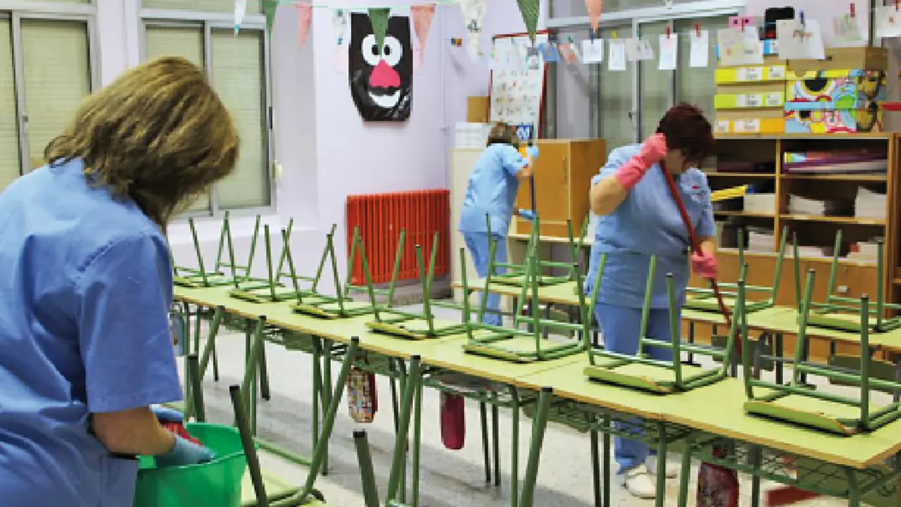 Operarias del servicio de  limpieza en colegios y polideportivos. / ALERTA