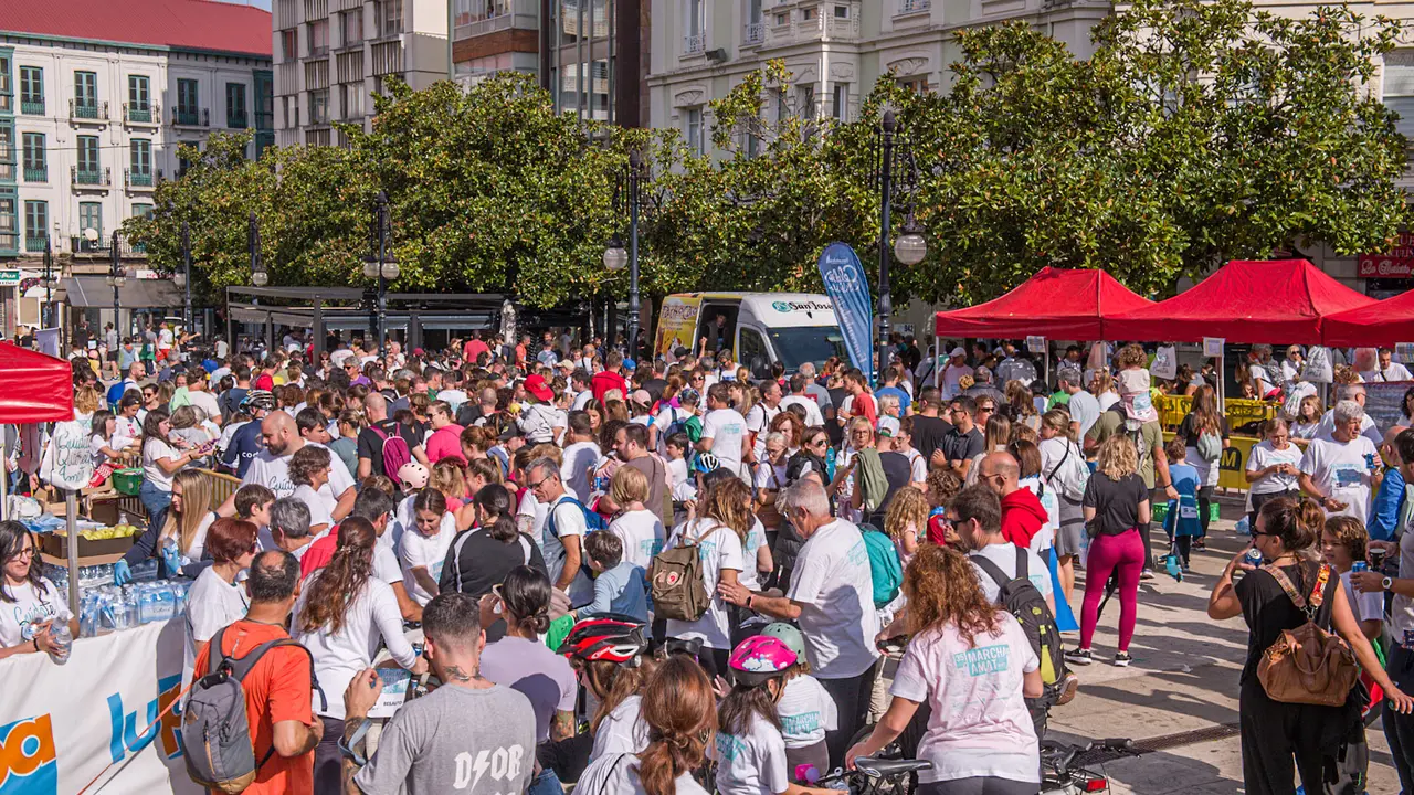 Imagen de la carrera solidaria en 2023 en la que participan cientos de personas en apoyo a esta iniciativa.