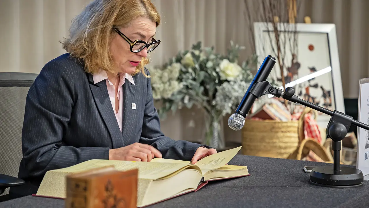 La Consejera de Cultura, Eva Guillermina Fern&aacute;ndez en la lectura de 'Don Quijote' por el D&iacute;a del Libro