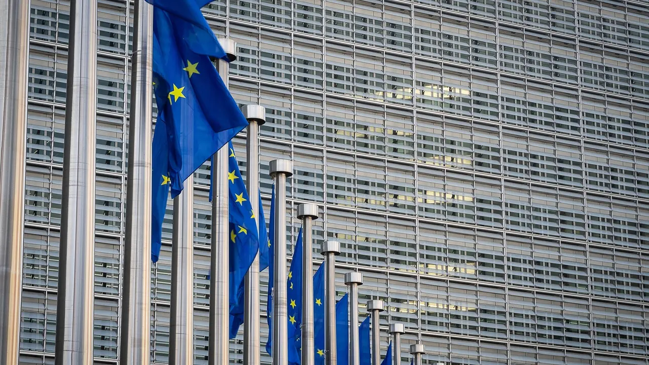Banderas de la Uni&oacute;n Europea (UE) frente a la sede de la Comisi&oacute;n Europea en Bruselas. EP / Archivo