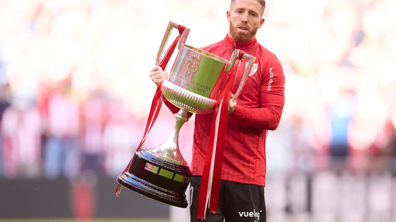 El futbolista Iker Muniain (Athletic Club) sostiene el trofeo de Copa del Rey. / Ricardo Larreina