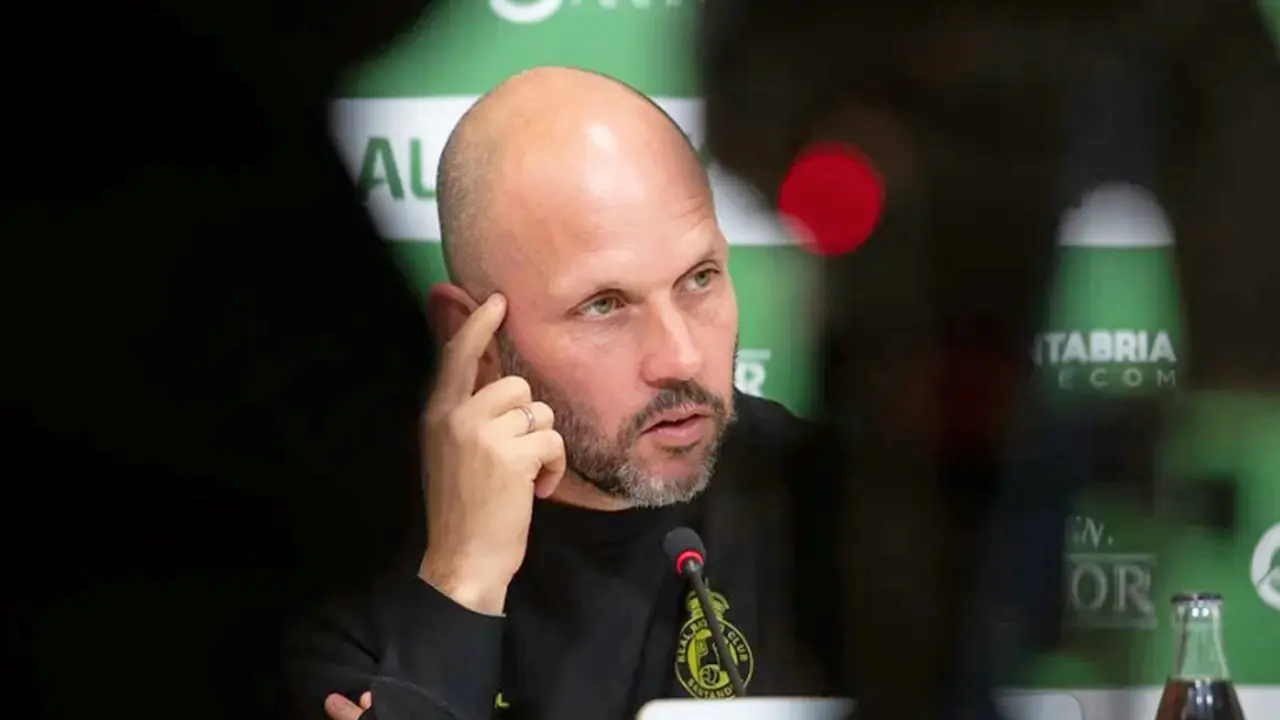 Fotograf&iacute;a de archivo del entrenador del Racing de Santander, Jos&eacute; Alberto, durante una rueda de prensa previa a un encuentro del Racing. / Pedro Puente Hoyos