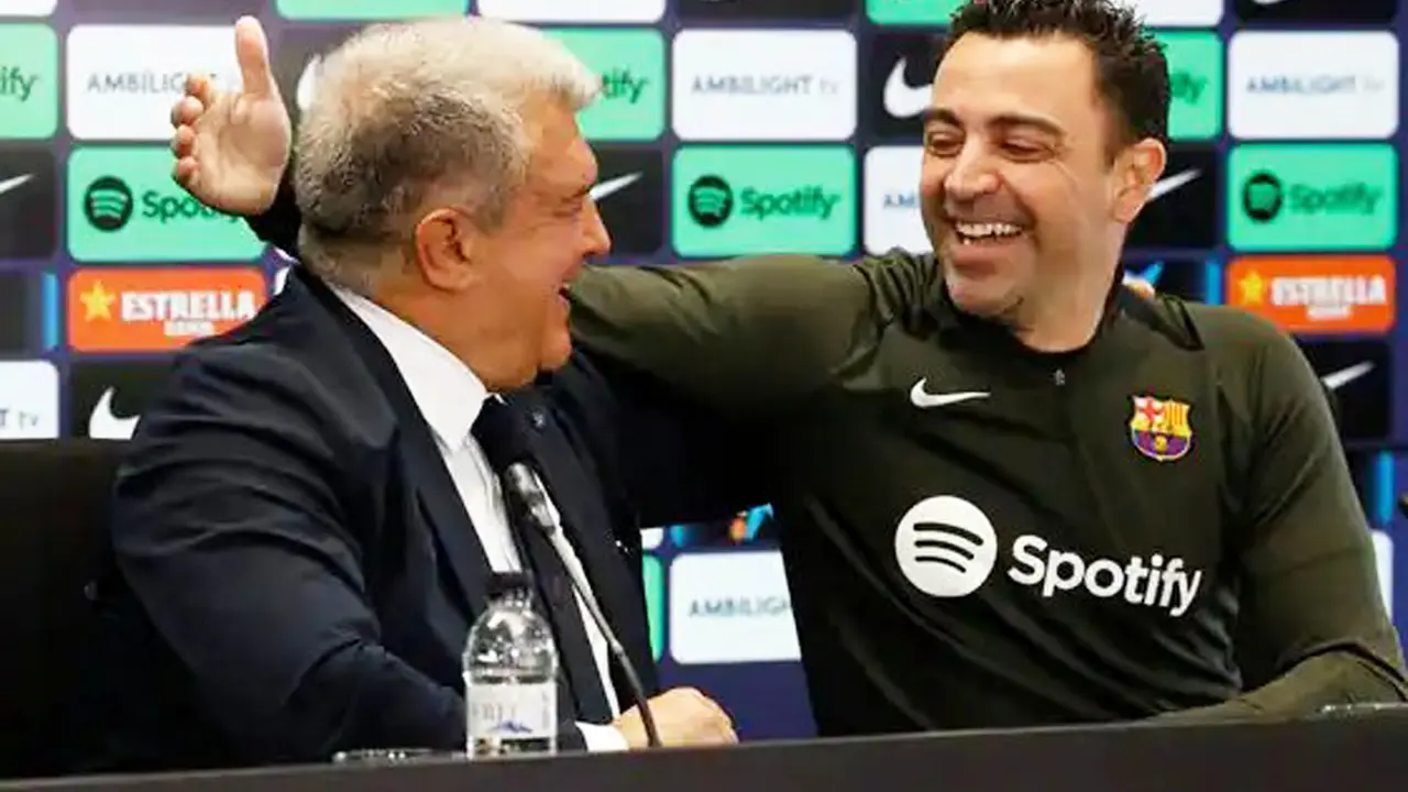 El presidente del FC Barcelona, Joan Laporta y el entrenador blaugrana Xavi Hern&aacute;ndez. / FC Barcelona