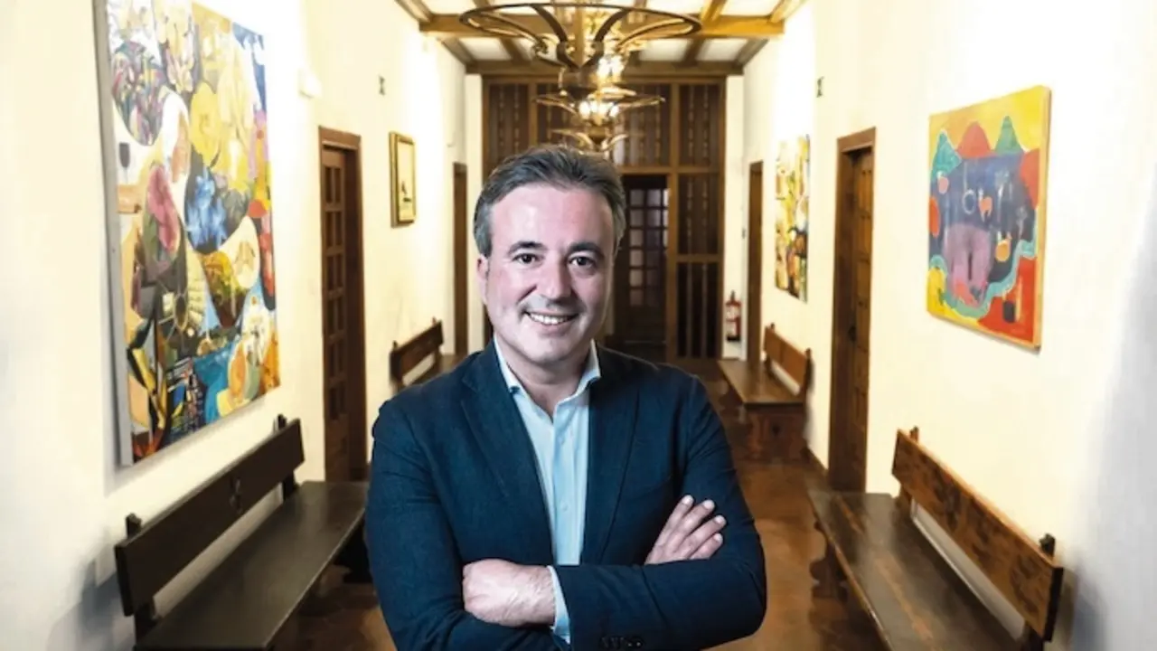 El alcalde de Camargo, Diego Movell&aacute;n nos cuenta en exclusiva la historia de las fiestas del 2 de mayo. / A. G. IB&Aacute;&Ntilde;EZ