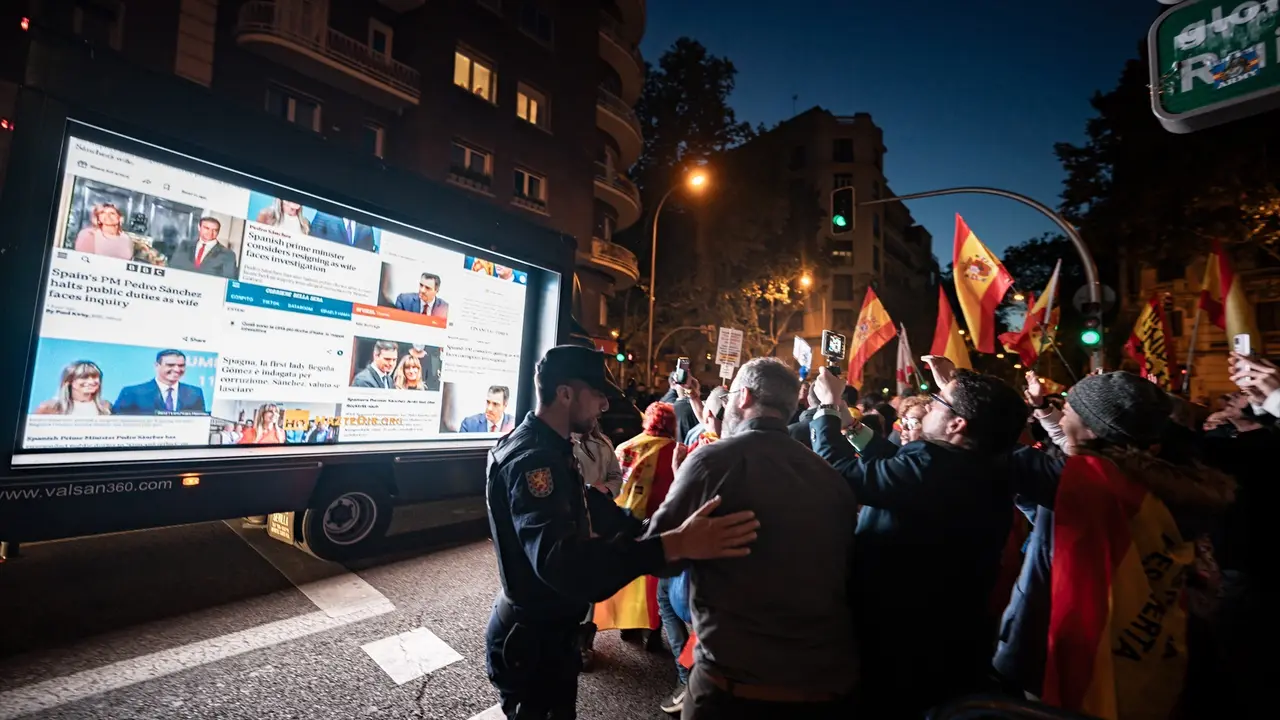 Manifestantes en la sede del PSOE en Ferraz. / Diego Radam&eacute;s / EP