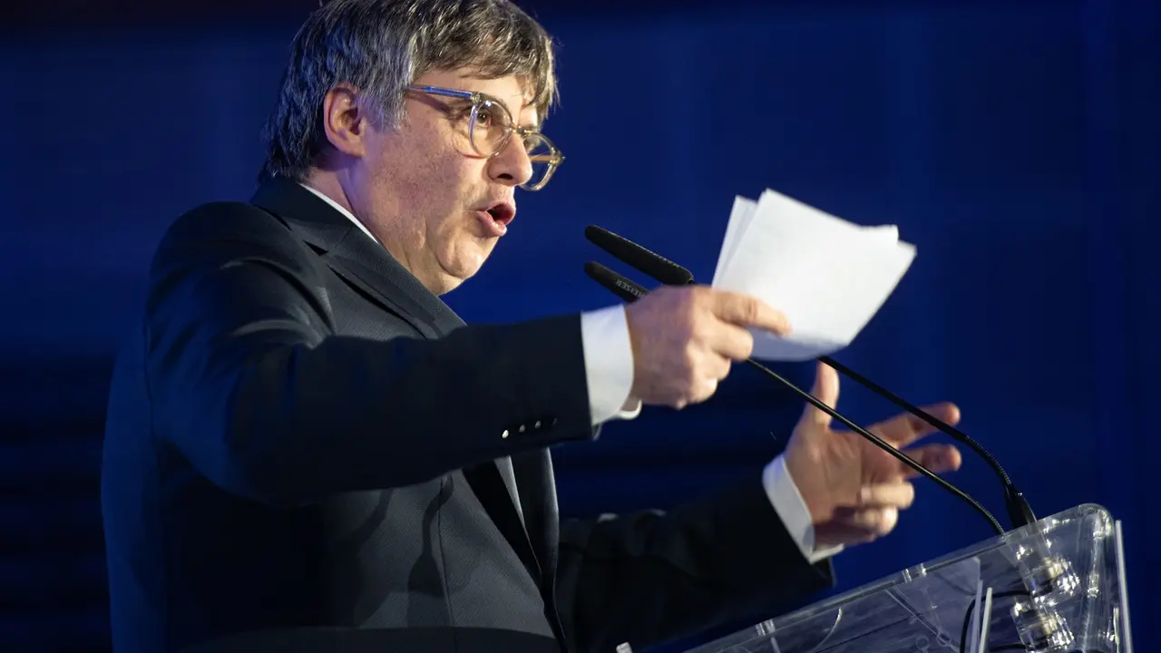 El expresidente de la Generalitat y candidato de Junts a las elecciones catalanas, Carles Puigdemont, interviene durante el acto de Junts de inicio de campa&ntilde;a. Gl&ograve;ria S&aacute;nchez / EP