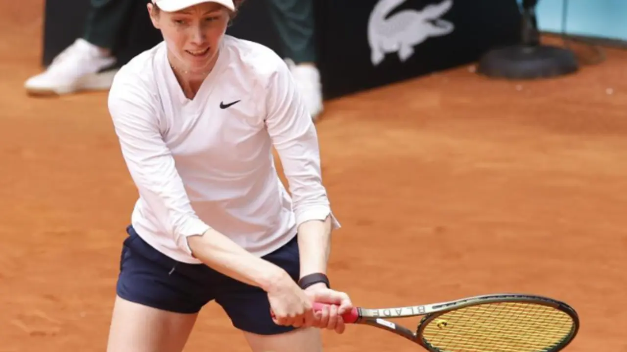 La tenista espa&ntilde;ola Cristina Bucsa devuelve la bola a la rusa Daria Kasatkina durante su partido de tercera ronda del WTA 1000 de Madrid, este viernes, en la Caja M&aacute;gica en Madrid. / Chema Moya