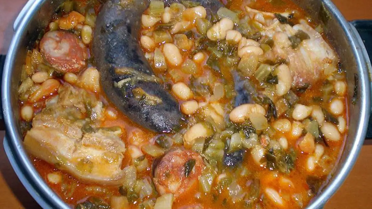 Una olla con cocido monta&ntilde;&eacute;s. / EP
