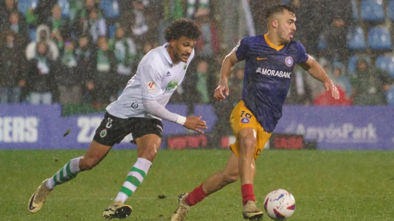 Mboula lucha una jugada bajo la lluvia de Andorra. / Liga Hypermotion