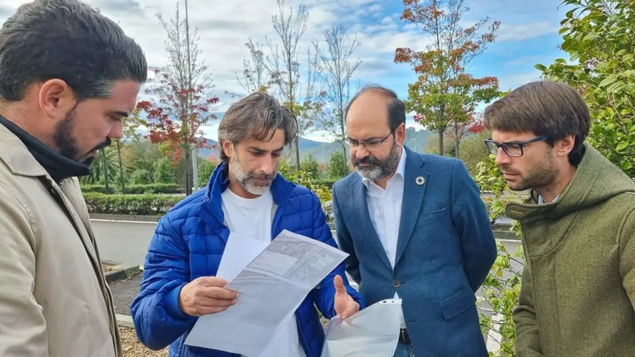El concejal Jos&eacute; Luis Urraca con el arquitecto Daniel Y&aacute;bar, encargado del proyecto de las pistas de skate. / EP