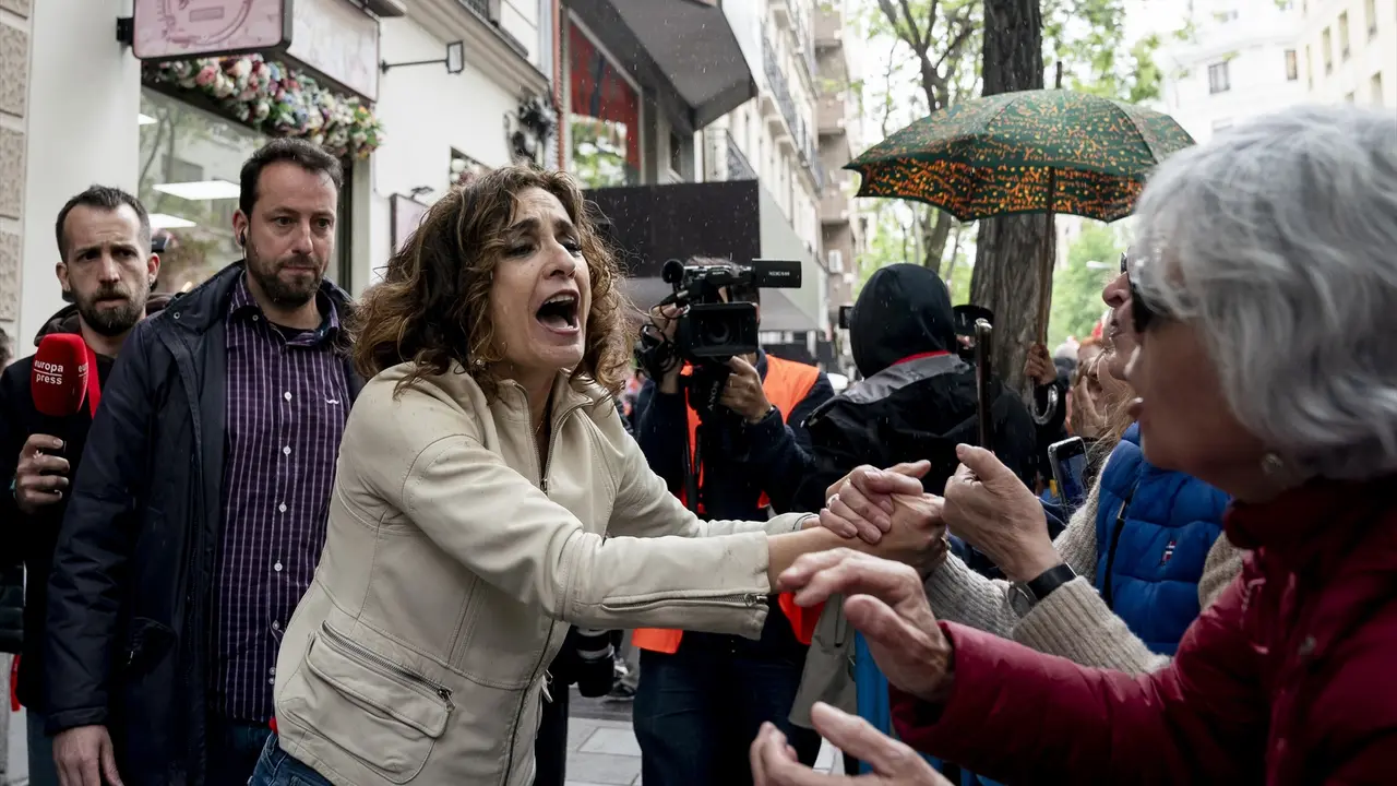 La vicepresidenta primera y ministra de Hacienda, Mar&iacute;a Jes&uacute;s Montero, durante una concentraci&oacute;n en la calle de Ferraz. A. P&eacute;rez Meca