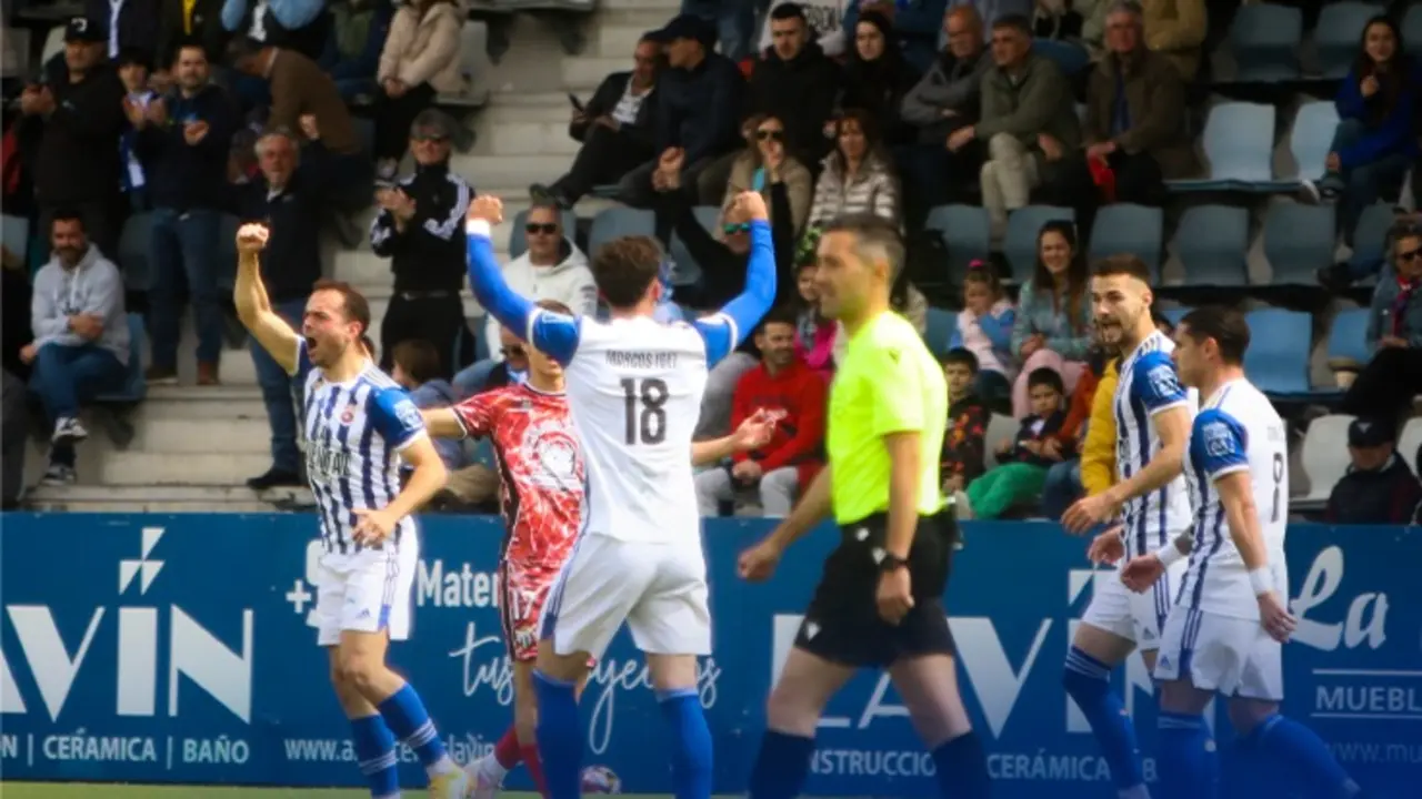 Los jugadores de la Gimn&aacute;stica celebran uno de los goles. / N&eacute;stor Revuelta Zarzosa