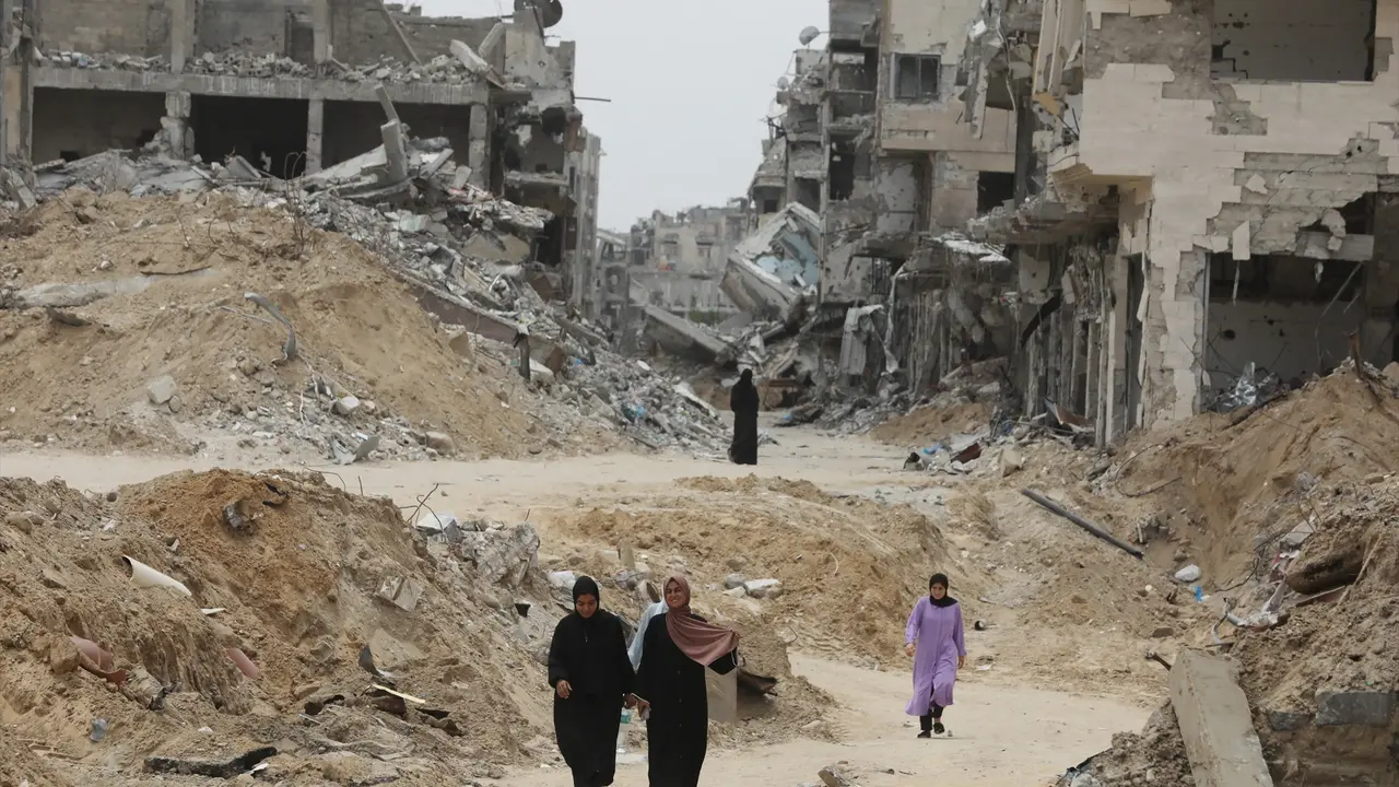 Personas caminando entre los edificios destruidos por los ataques en Gaza. Omar Ashtawy