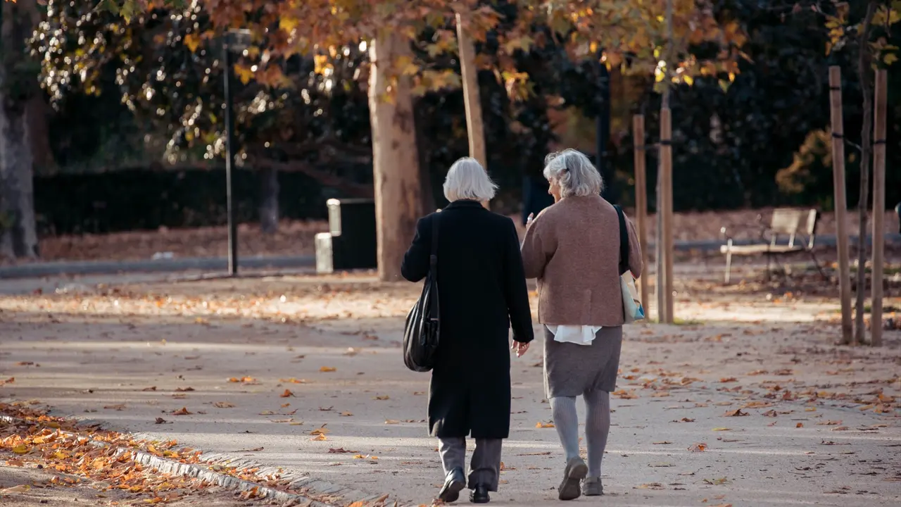 Dos mujeres ancianas caminando por un parque. Gabriel Luengas / Archivo