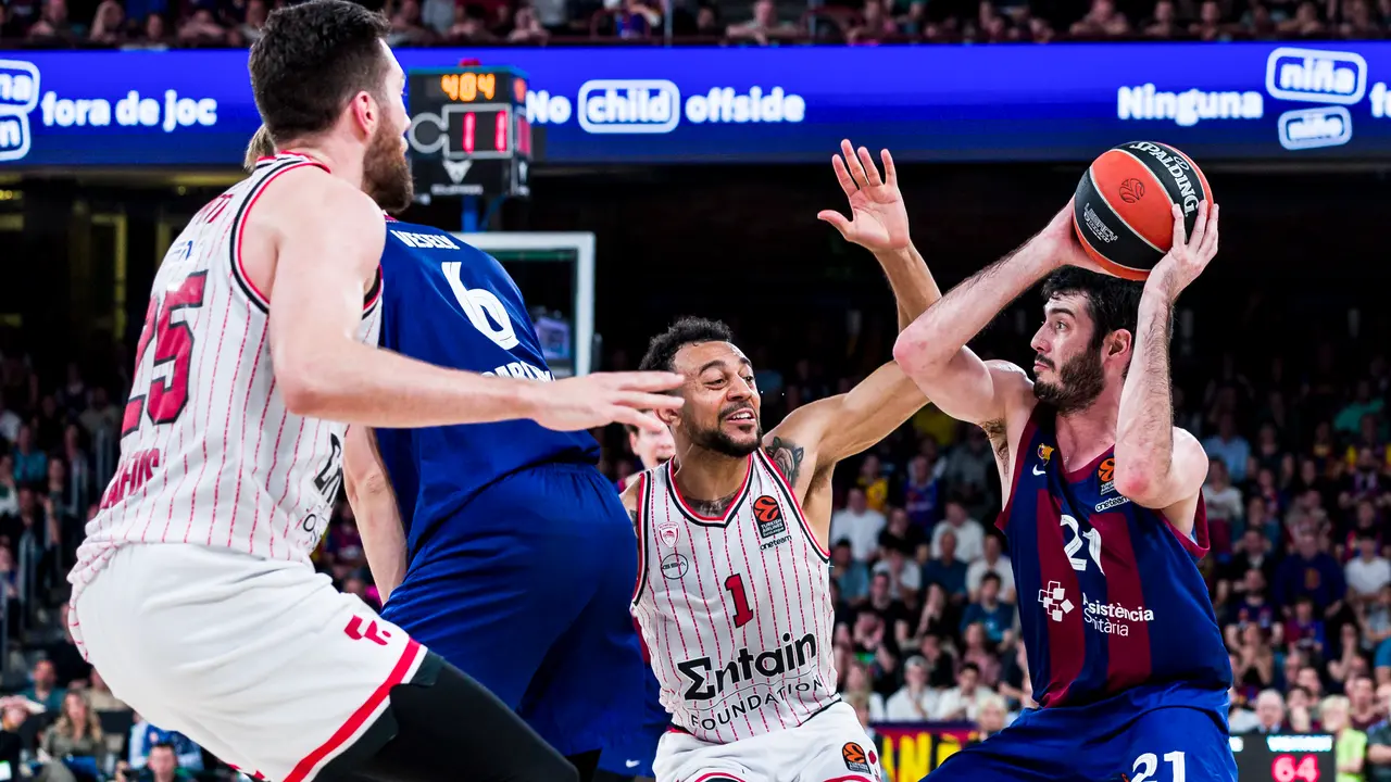 Alex Abrines, del Barcelona, en una acci&oacute;n contra Nigel Williams-Goss del Olympiacos durante un partido en el Palau. / Javier Borrego