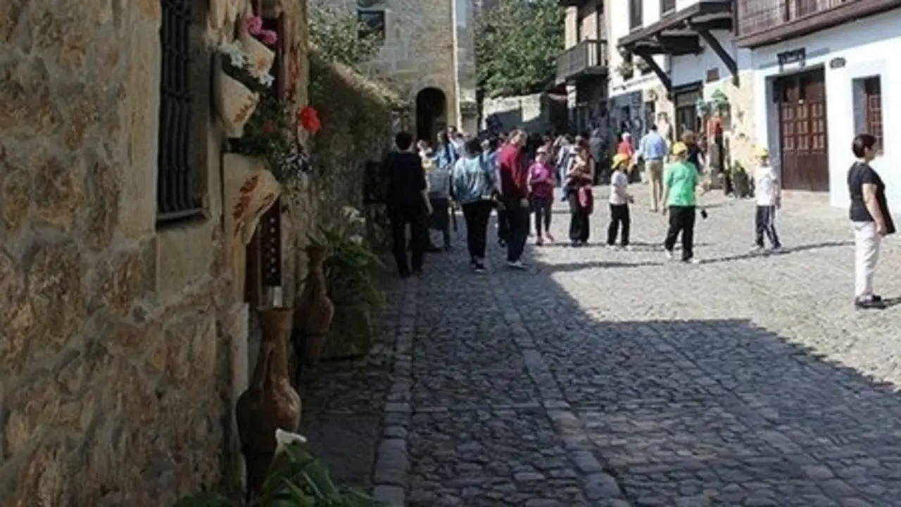 Turistas pasean por una de las calles empedradas. / Alerta