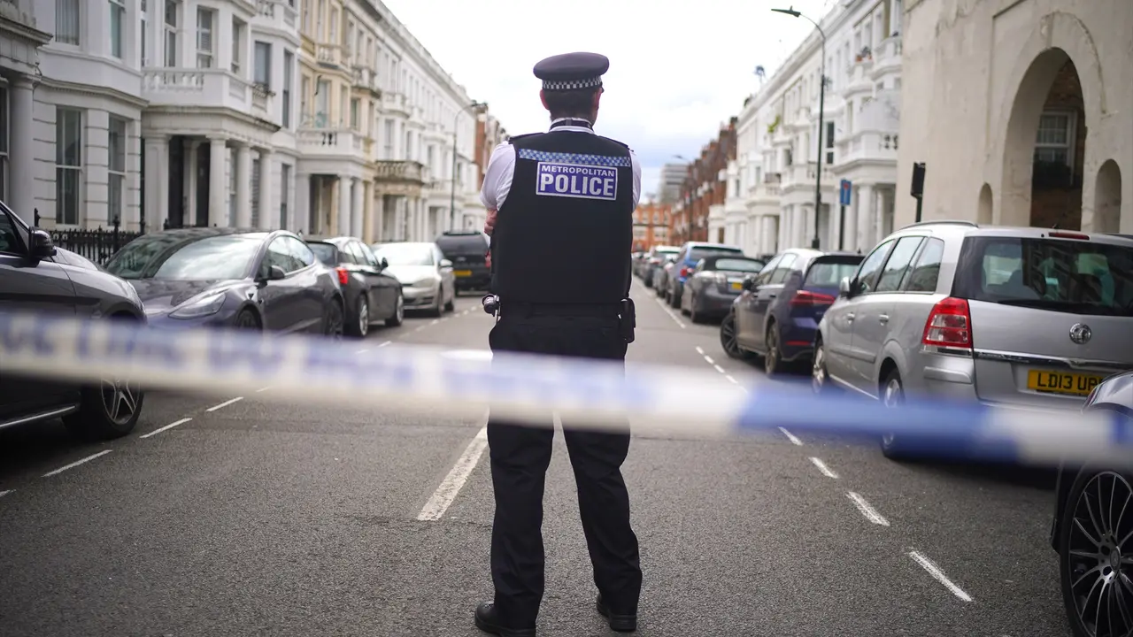 Un polic&iacute;a de espaldas en una calle cortada. Victoria Jones / Archivo