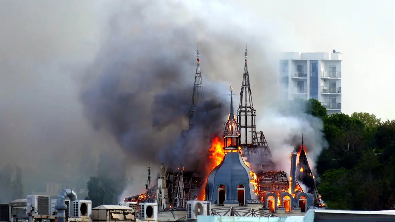 El incendio provocado por el ataque con misiles por parte de Rusia. Yulii Zozulia