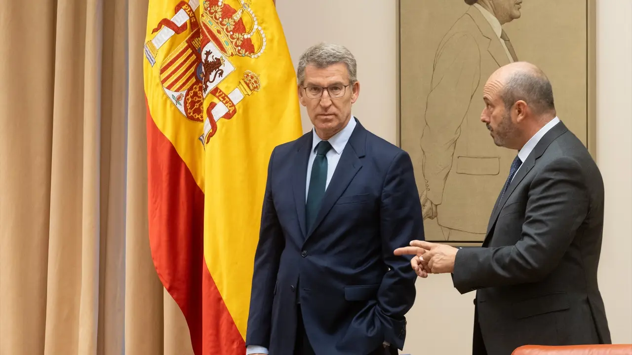 El l&iacute;der del PP, Alberto N&uacute;&ntilde;ez Feij&oacute;o (i) y el presidente del Senado, Pedro Roll&aacute;n (d), salen de la reuni&oacute;n de los grupos parlamentarios de Congreso y Senado. Eduardo Parra