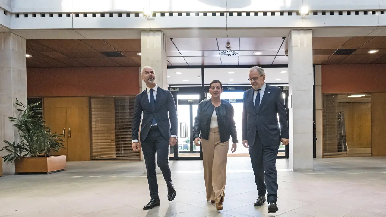 El consejero de Educaci&oacute;n, Sergio Silva (i) la presidenta de Cantabria, Mar&iacute;a Jos&eacute; S&aacute;enz de Buruaga, y el rector de la UC, &Aacute;ngel Pazos, antes de la firma del Contrato-Programa 2024. / Alerta