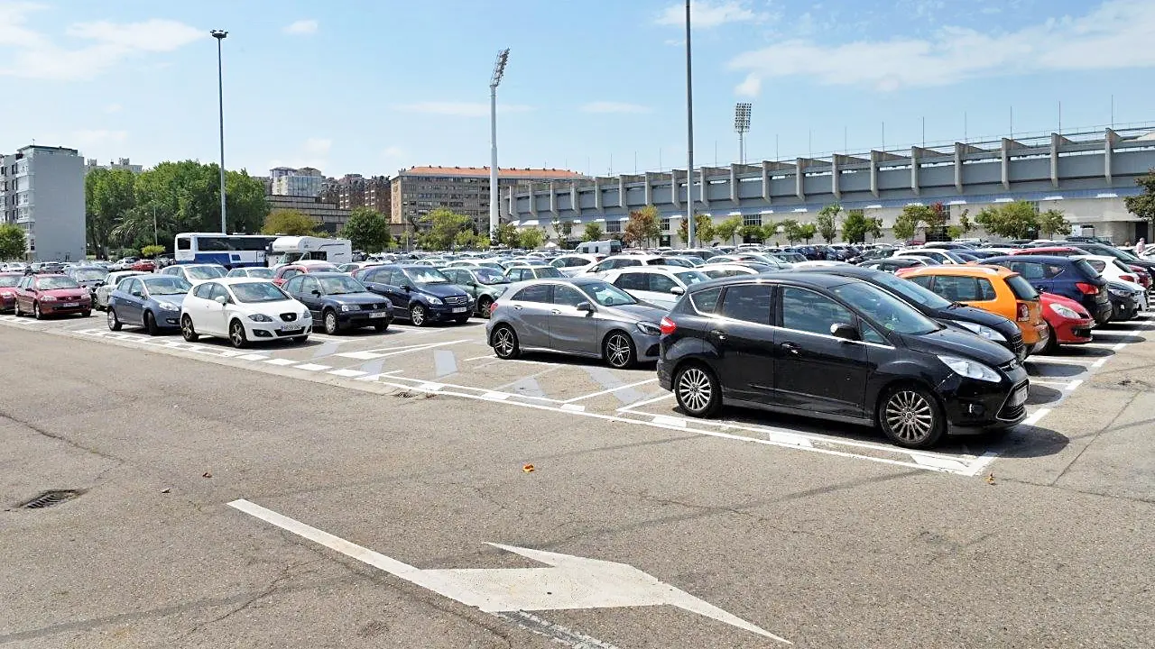 Coches aparcados en parking de los Campos de Sport del Sardinero. / Alerta