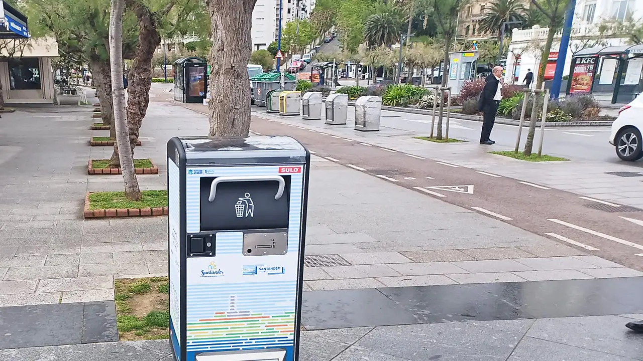 Una de las nuevas papeleras inteligentes. / Alerta
