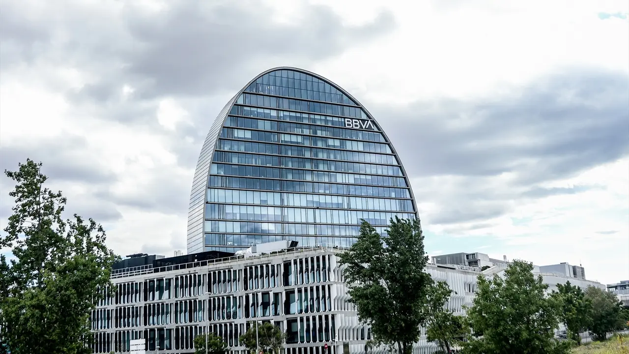 Fachada del edificio &lsquo;La Vela&rsquo;, en la ciudad del BBVA. Ricardo Rubio