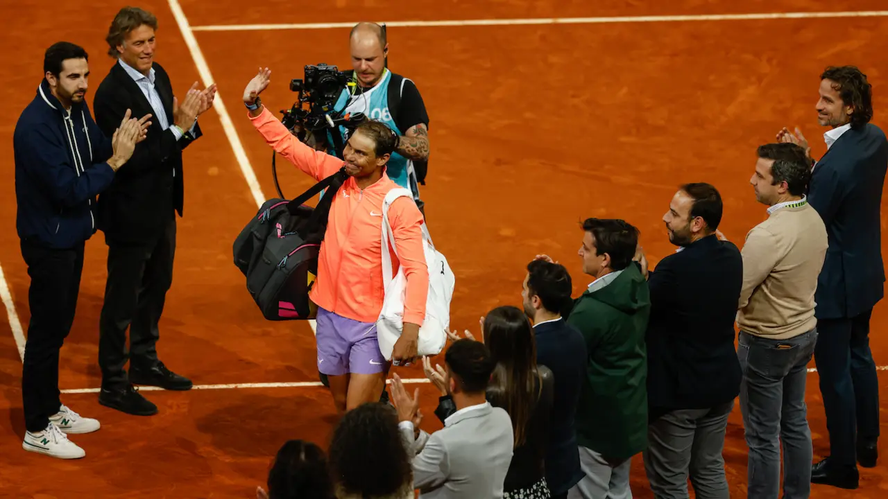 Rafael Nadal abandona la pista de Madrid tras caer ayer. / Irina R. Hipolito