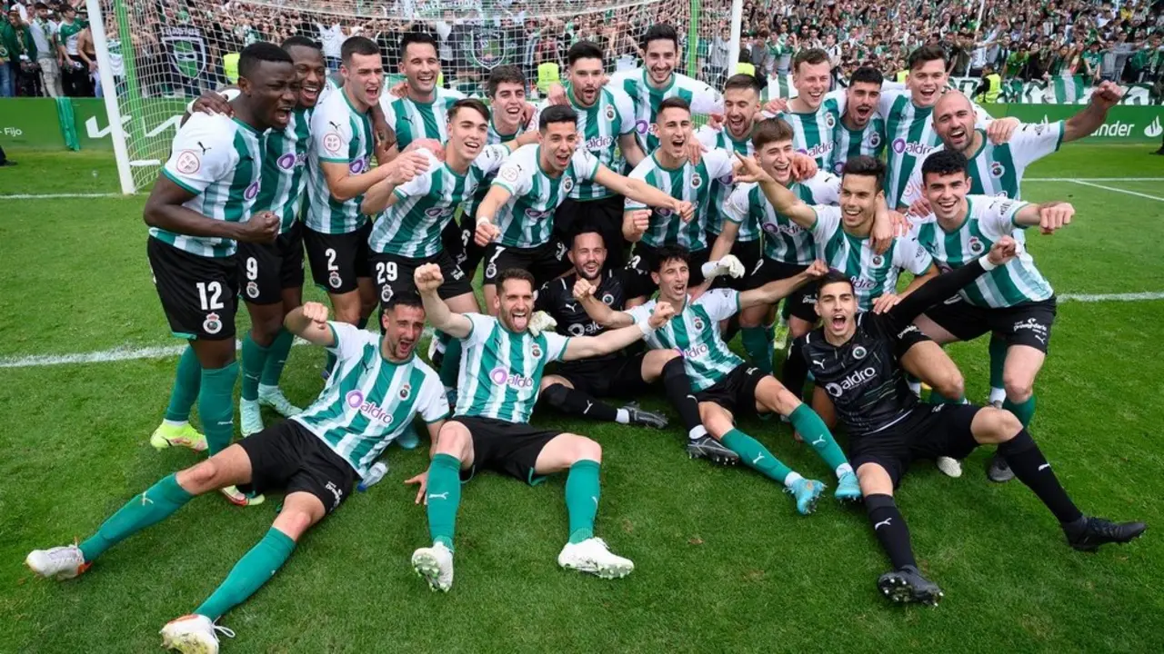 Los jugadores que volvieron a llevar al racing al f&uacute;tbol profesional celebran en el sardinero tras empatar ante el celta b, un punto que les llev&oacute; a la gloria. / Racing de Santander