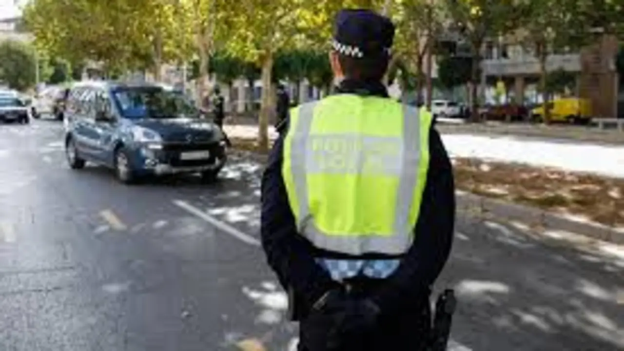 downloadFotograf&iacute;a de archivo de un Polic&iacute;a Local en una calle de Santander. / EP