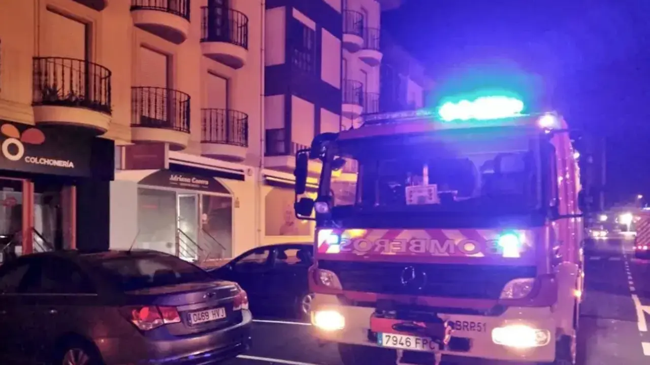 Bomberos del 112 de madrugada en un bloque de pisos en Sar&oacute;n