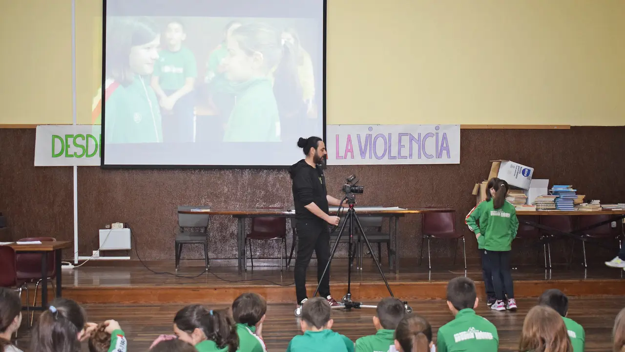 Grabaci&oacute;n de uno de los cortometrajes de la II edici&oacute;n escolar del Proyecto #NoteCortesHaztuCorto. / Alerta
