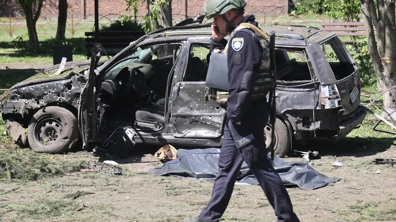 Un oficial de polic&iacute;a habla por tel&eacute;fono junto a un cad&aacute;ver tras un ataque en la regi&oacute;n de J&aacute;rkov. Ukrinform / EP