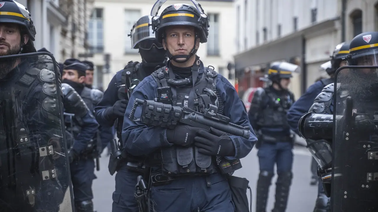 Varios agentes de la Polic&iacute;a antidisturbios de Francia de cara al desalojo de la Sciences Po. Max Ludwig / EP