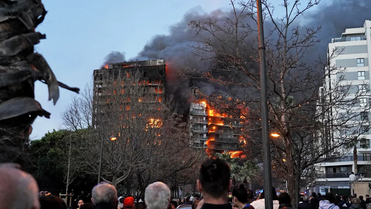 Las llamas devoran dos edificios en el barrio de Campanar el pasado 22 de febrero. / Eduardo Manzana