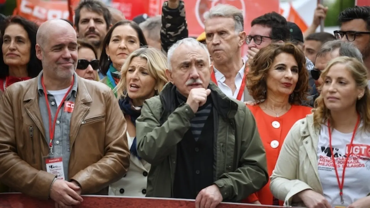 En la primera fila, el secretario general de CCOO, Unai Sordo (i) y el secretario general de UGT, Pepe &Aacute;lvarez (c); en la segunda fila, la vicepresidenta segunda y ministra de Trabajo, Yolanda D&iacute;az (c) y la vicepresidenta primera y ministra de Hacienda, Mar&iacute;a Jes&uacute;s Montero (1d), y en la tercera fila, la portavoz del PSOE en el Ayuntamiento de Madrid, Reyes Maroto (c), durante la manifestaci&oacute;n por el D&iacute;a del Trabajador, a 1 de mayo de 2024, en Madrid (Espa&ntilde;a). Los sindicatos UGT y CCOO han convocado hoy 1 de mayo, a la ciudadan&iacute;a a participar en los actos y manifestaciones para defender los derechos de las personas trabajadoras. El lema de 2024 es 'Por el pleno empleo: menos jornadas y mejores salarios'. El recorrido ha comenzado en Gran V&iacute;a hasta Plaza de Espa&ntilde;a, donde se ha le&iacute;do el manifiesto que han preparado los sindicatos.
01 MAYO 2024;TRABAJADOR;MADRID;MANIFESTACI&Oacute;N;1 DE MAYO;DIA DEL TRABAJADOR
Fernando S&aacute;nchez / Europa Press
01/5/2024