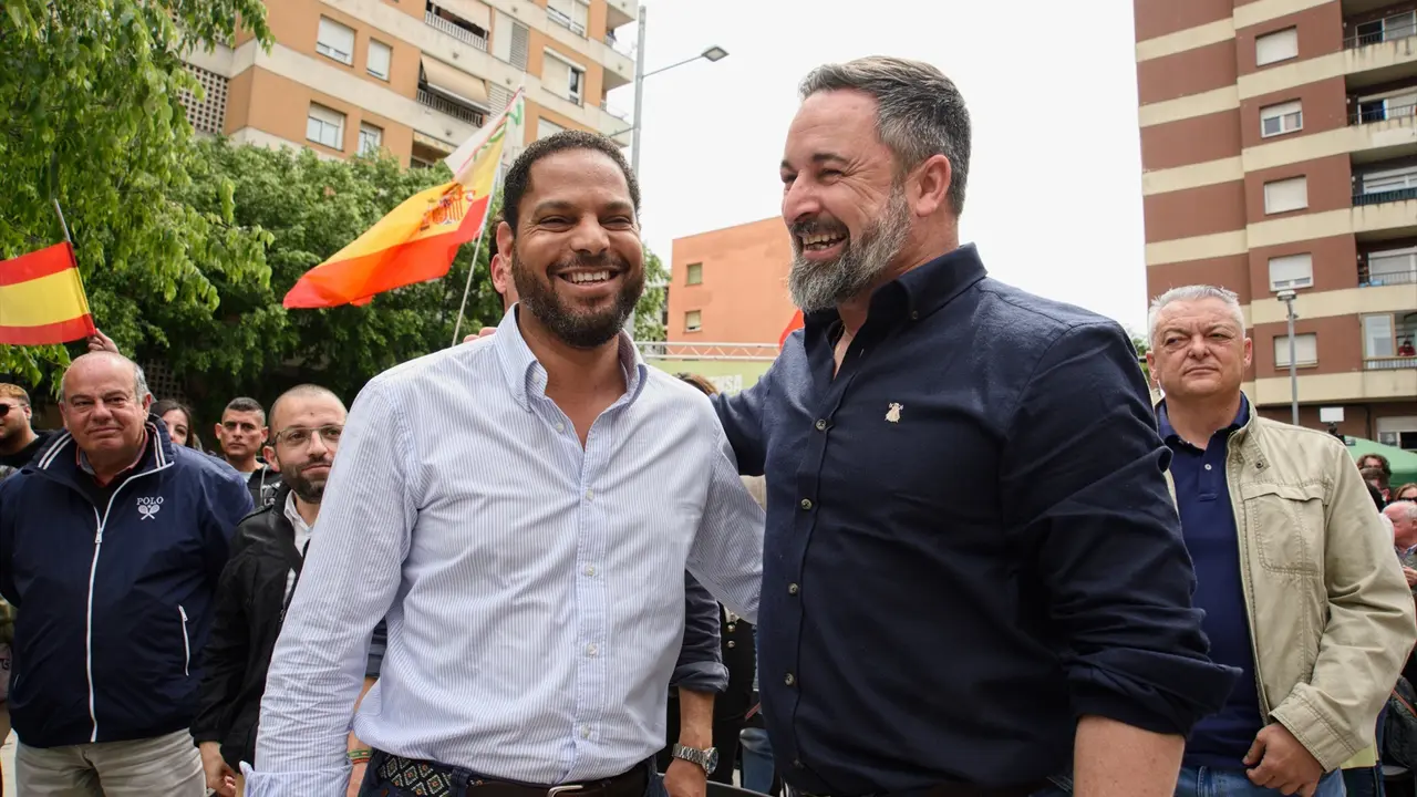 El secretario general y candidato de Vox a las elecciones catalanas del 12 de mayo, Ignacio Garriga (i), y el presidente de Vox, Santiago Abascal (d). Alberto Paredes / Archivo