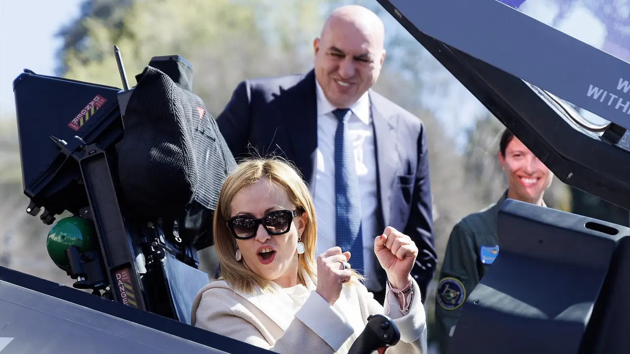 La primera ministra de Italia, Giorgia Meloni, junto al ministro de Defensa, Guido Crosetto. Roberto Monaldo / Archivo