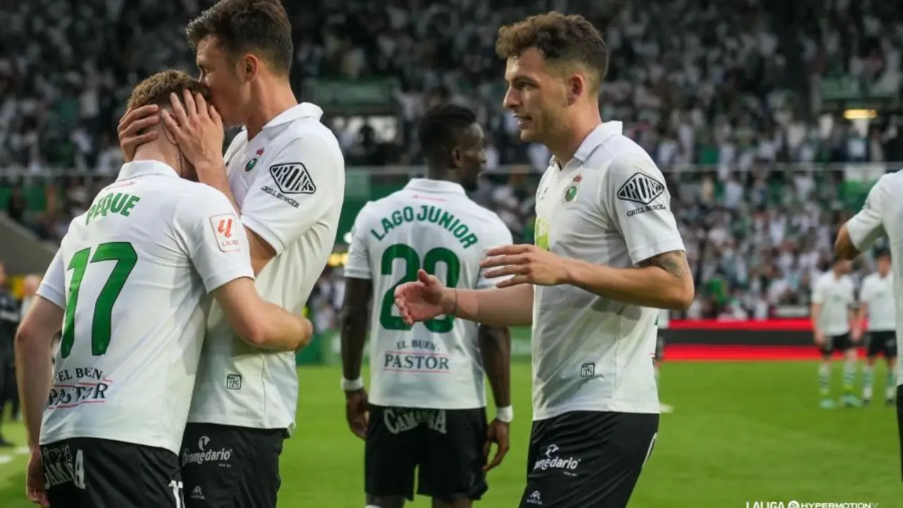 Sa&uacute;l e &Iacute;&ntilde;igo celebran con Peque el gol de este &uacute;ltimo. / Liga Hypermotion