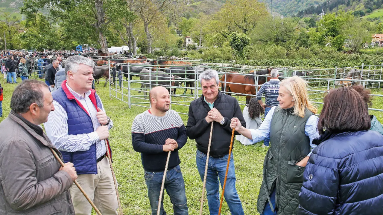 El consejero de Econom&iacute;a (2i), entre otros, en la feria de B&aacute;rcena de Pie de Concha. / alerta