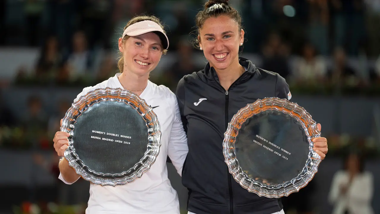 Cristina Bucsa y Sara Sorribes con sus trofeos. / Mutua Madrid Open